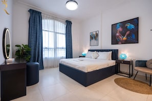 1 habitación, escritorio, tabla de planchar con plancha y cuna de viaje 