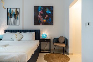 1 chambre, bureau, fer et planche à repasser, lit de bébé portatif