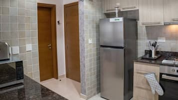 Réfrigérateur, micro-ondes, four, plaque de cuisson