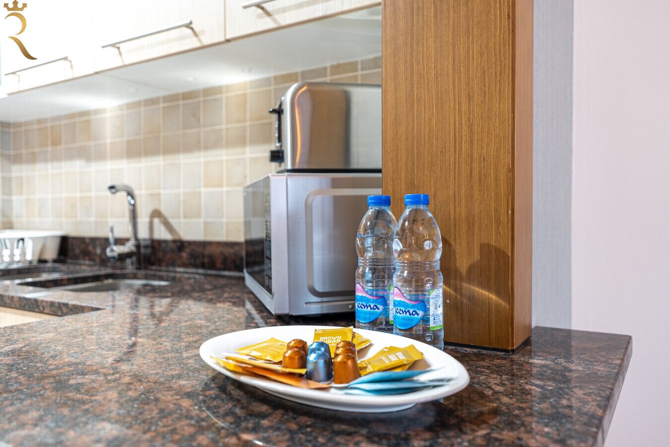 Een koffiezetapparaat/waterkoker, een koelkast, een magnetron, een oven