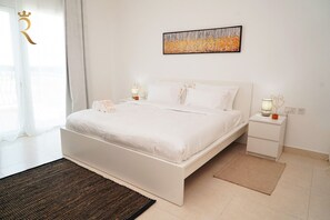 2 camere, una scrivania, ferro/asse da stiro, culla da viaggio