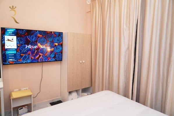 2 bedrooms, iron/ironing board, travel crib, WiFi (free)
