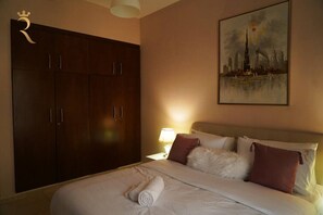 1 habitación, escritorio, tabla de planchar con plancha y cuna de viaje 