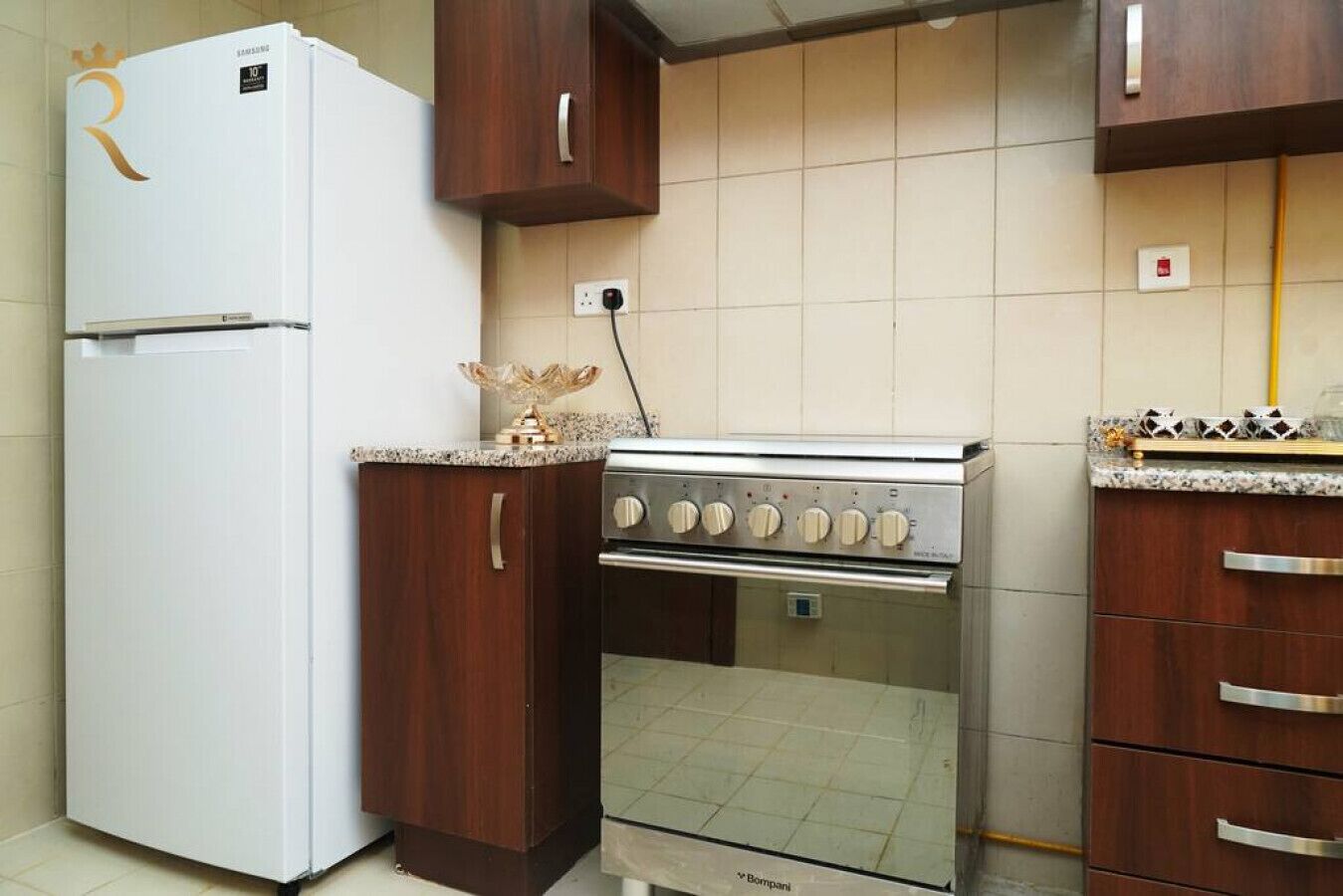 Cafetera y tetera, refrigerador, microondas y horno 