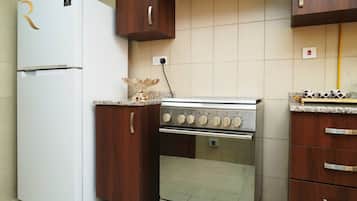 Cafetera y tetera, refrigerador, microondas y horno