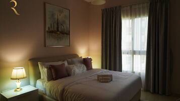 1 soverom, skrivebord, strykejern/-brett og reiseseng for barn