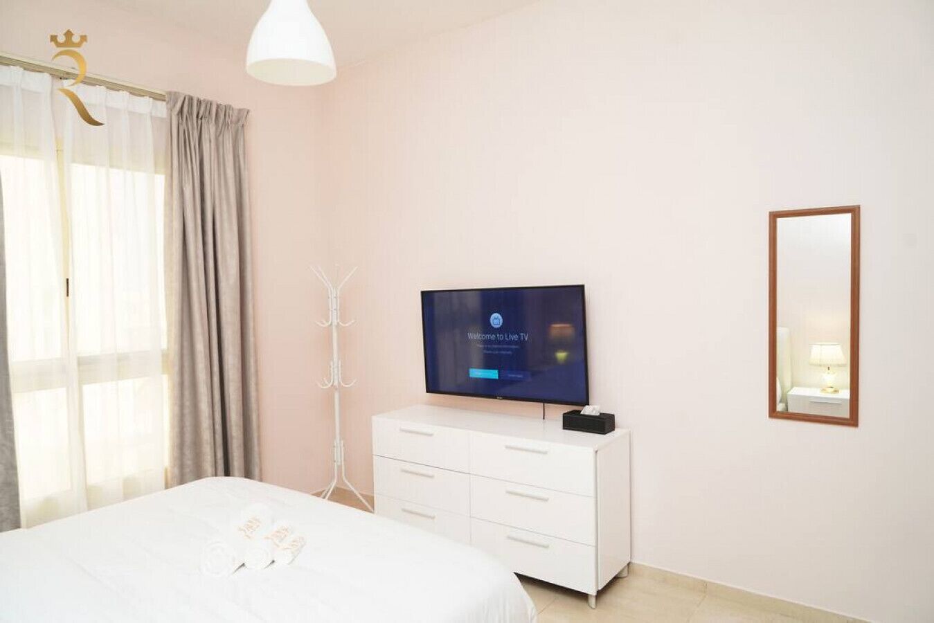 1 chambre, bureau, fer et planche à repasser, lit parapluie