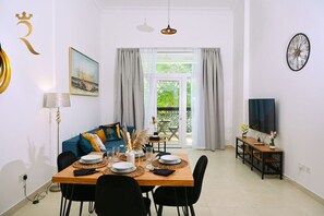 The perfect blend of comfort and convenience – our living and dining room