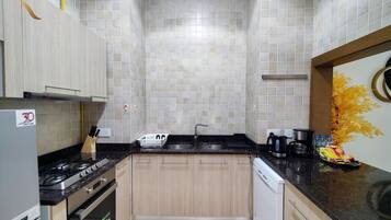 Fridge, microwave, oven, stovetop