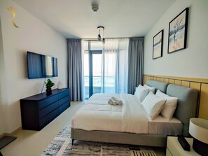 1 chambre, bureau, fer et planche à repasser, lit parapluie