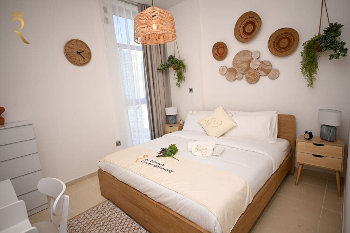 1 soverom, skrivebord, strykejern/-brett og reiseseng for barn