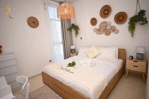 1 soverom, skrivebord, strykejern/-brett og reiseseng for barn