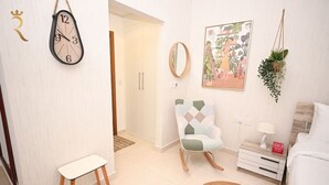 1 chambre, bureau, fer et planche à repasser, lit parapluie