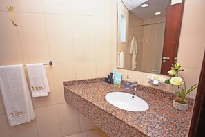 Articles de toilette gratuits, sèche-cheveux, peignoirs, chaussons