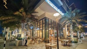 Outdoor dining - Sandy Beach 1BR Saadiyat Island. (Abu Dhabi)
