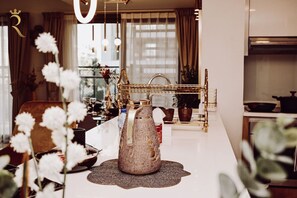 Fridge, microwave, oven, stovetop - Floral 3BR Apartment Al Raha (أبو ظبي)