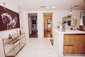 Interior - Floral 3BR Apartment Al Raha (أبو ظبي)