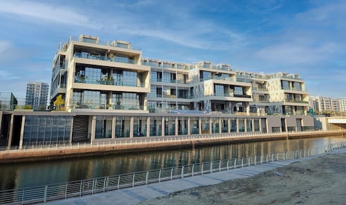 Floral 3BR Apartment Al Raha