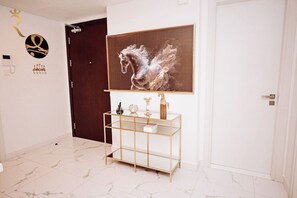 Interior - Floral 3BR Apartment Al Raha (أبو ظبي)
