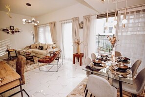 TV - Floral 3BR Apartment Al Raha (أبو ظبي)