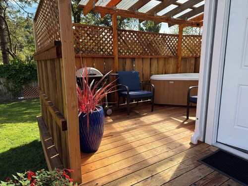 Charming Tiny House with Hot Tub and big fenced yard! Private location!
