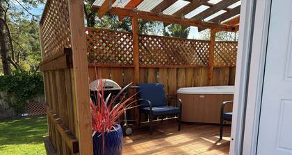 Charming Tiny House with Hot Tub and big fenced yard! Private location!