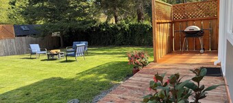Charming Tiny House with Hot Tub and big fenced yard! Private location!