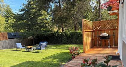 Charming Tiny House with Hot Tub and big fenced yard! Private location!