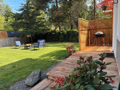 Charming Tiny House with Hot Tub and big fenced yard! Private location!