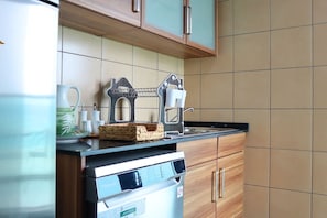 Cafetera y tetera, refrigerador, microondas y horno 