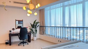 1 habitación, escritorio, tabla de planchar con plancha y cuna de viaje 