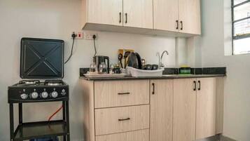 Comfort Studio | Private kitchen | Fridge, microwave, cookware/dishes/utensils