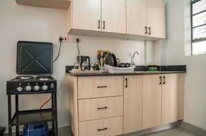 Comfort Studio | Private kitchen | Fridge, microwave, cookware/dishes/utensils