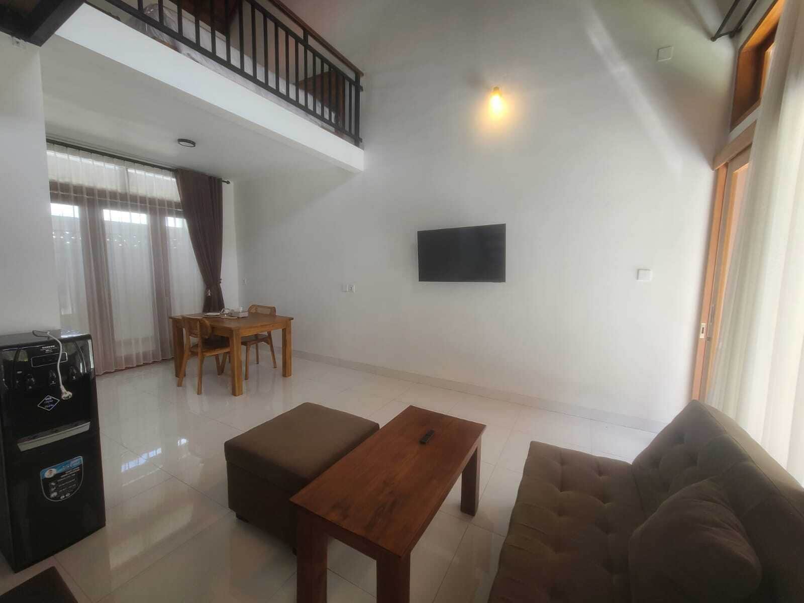 32-inch TV with cable channels