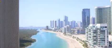 بالقرب من الشاطئ