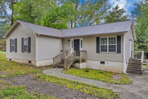 Exterior - Cozy Modern Home - Sleeps 8 - Wake Forest + Hospital (Winston-Salem)