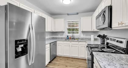 Charming & Modern Home / Prime Location / Sleeps 8