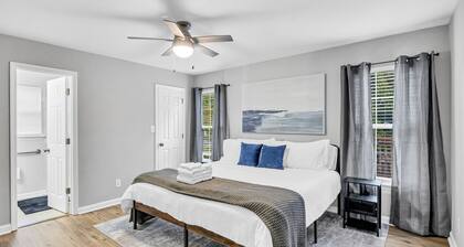 Cozy Modern Home, Prime Location, Sleeps 8