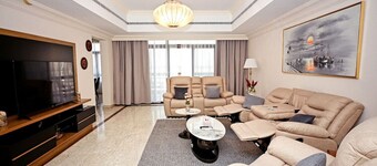 Splendid 3BR Coastal Escape - Corniche Beach