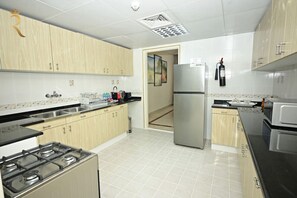Coffee/tea maker, fridge, microwave, oven - Splendid 3BR Coastal Escape - Corniche Beach (Abu Dhabi)