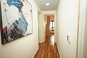 Experience the art of living: Our decor is a canvas of comfort and contemporary style. - Splendid 3BR Coastal Escape - Corniche Beach (Abu Dhabi)