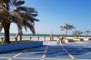 Property grounds - Splendid 3BR Coastal Escape - Corniche Beach (Abu Dhabi)