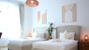 3 habitaciones, escritorio y tabla de planchar con plancha 