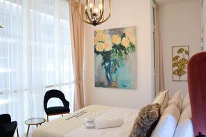 3 chambres, bureau, fer et planche à repasser, lit de bébé portatif
