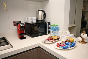 Unleash your inner chef with our array of kitchen utensils. From sizzling pans to precision knives, our kitchen is your canvas to craft culinary wonders - 2BR Enchanted Hideaway w/ Pool & Gym – Al Raha (Abu Dhabi)