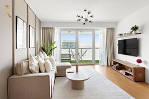 TV, table tennis - Muneera Island Oasis: Stylish 2BR in Al Rahba (Abu Dhabi)