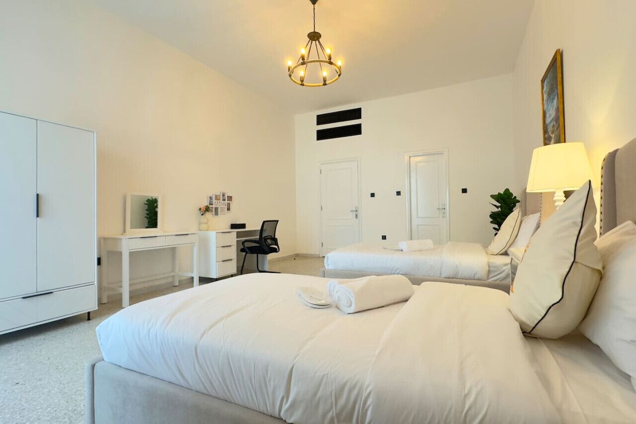 5 bedrooms, desk, iron/ironing board, travel crib