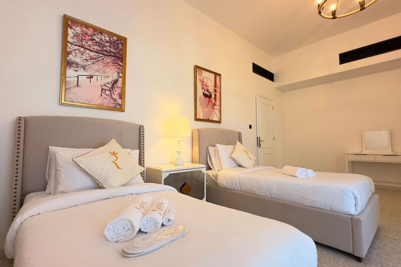 5 habitaciones, escritorio y tabla de planchar con plancha 