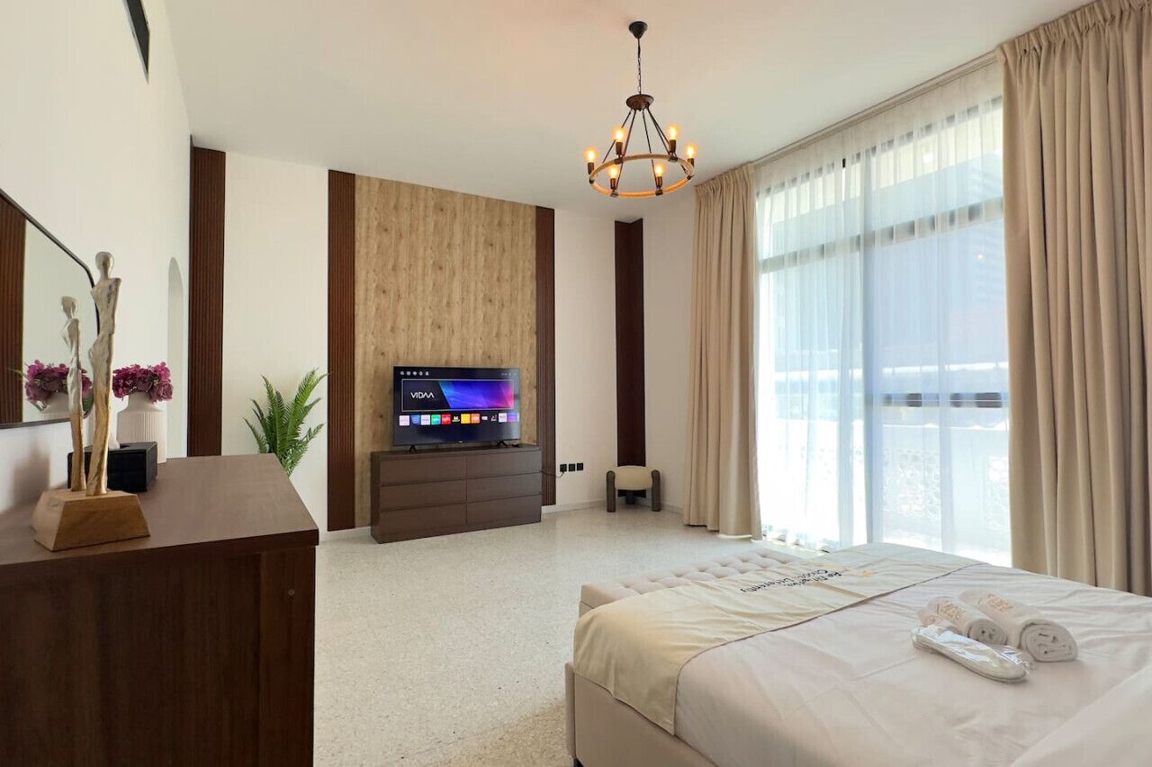 5 bedrooms, desk, iron/ironing board, travel cot