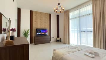 5 soverom, skrivebord, strykejern/-brett og reiseseng for barn